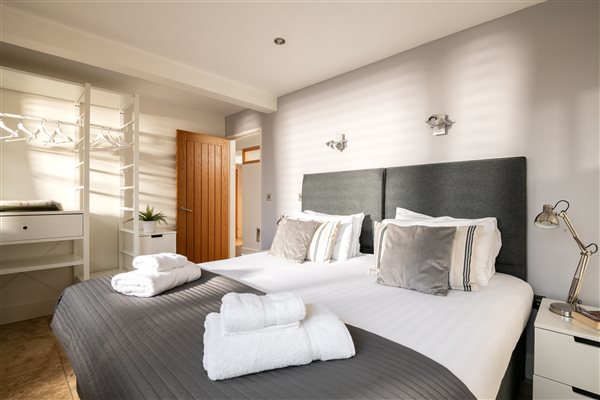 Second bedroom with 6 foot zip and link beds.
